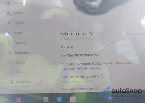 2025 Tesla Model Y Long Range Dual Motor All-Wheel Drive z USA, uszkodzony, nr VIN 7SAYGDED7SA357679